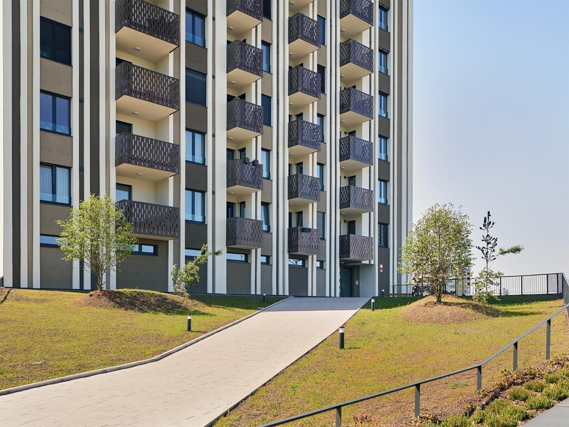 Luxury Sunny Home - Garage Parking, Metro, Balcony, Ps5 With Games Praha Bagian luar foto