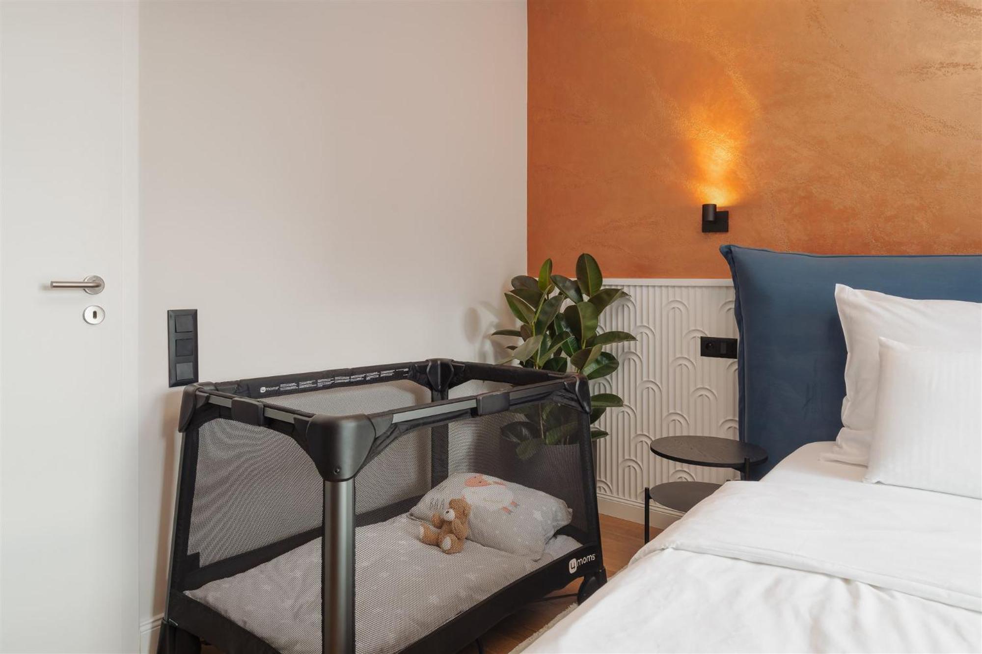 Luxury Sunny Home - Garage Parking, Metro, Balcony, Ps5 With Games Praha Bagian luar foto