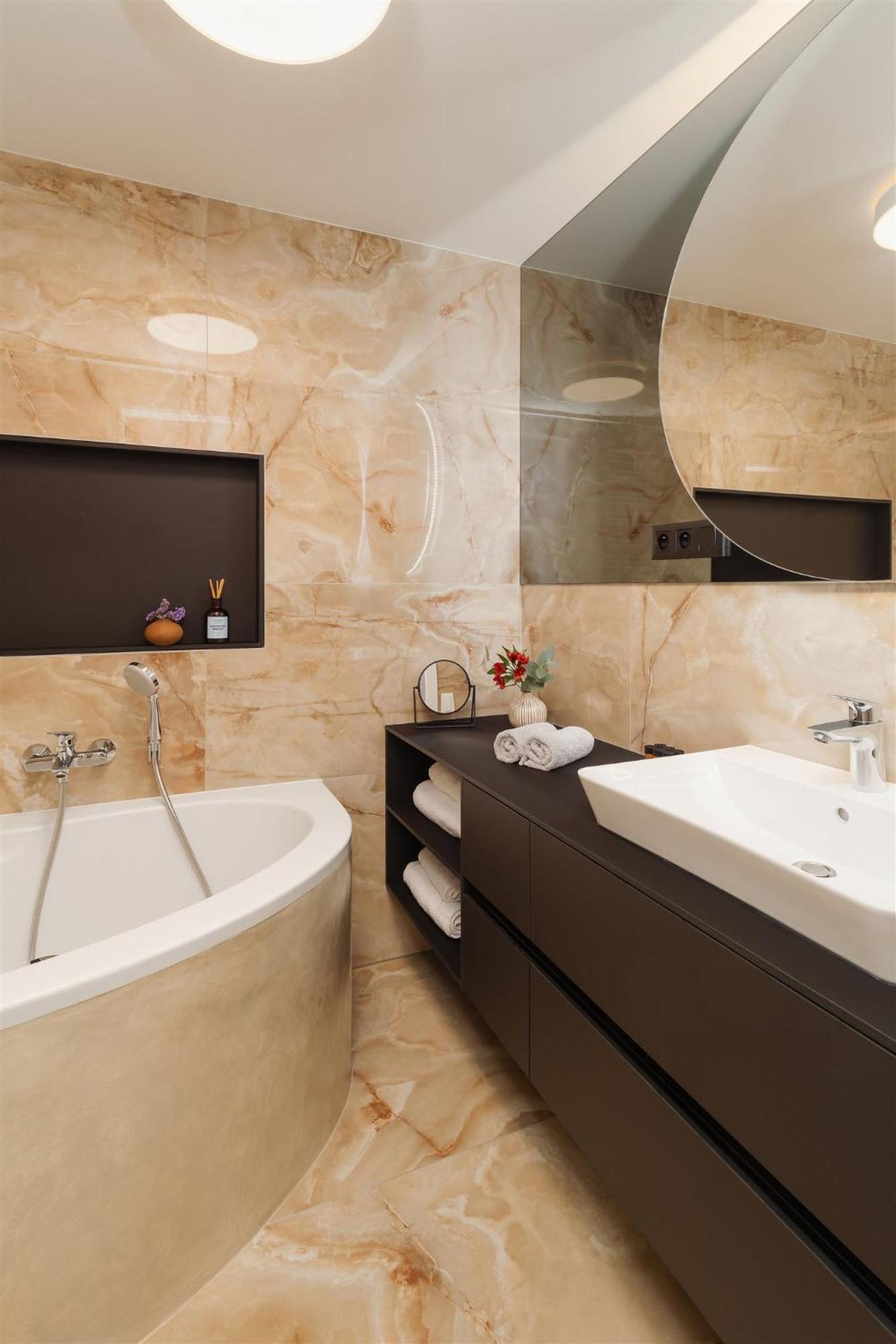 Luxury Sunny Home - Garage Parking, Metro, Balcony, Ps5 With Games Praha Bagian luar foto
