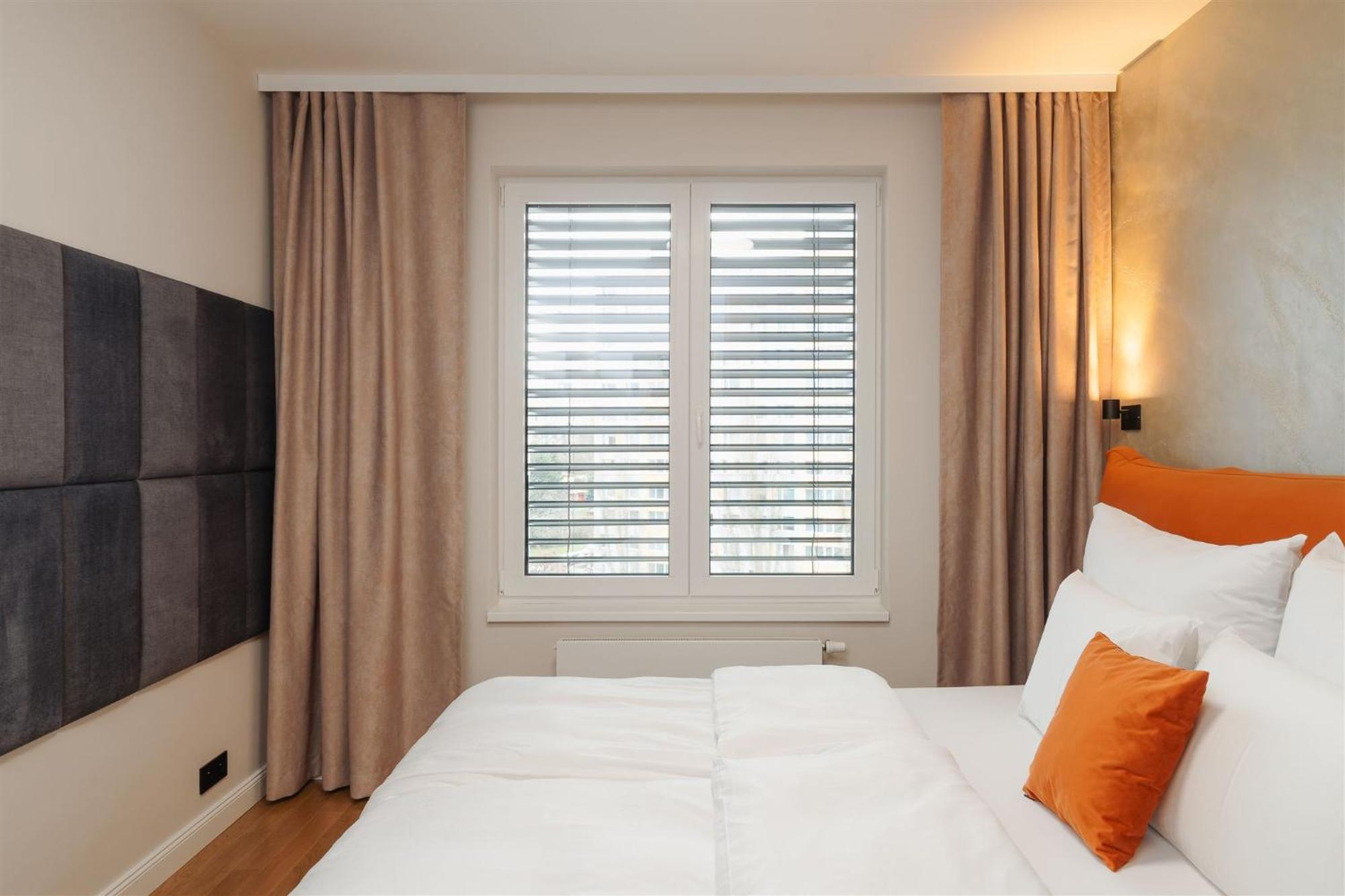 Luxury Sunny Home - Garage Parking, Metro, Balcony, Ps5 With Games Praha Bagian luar foto