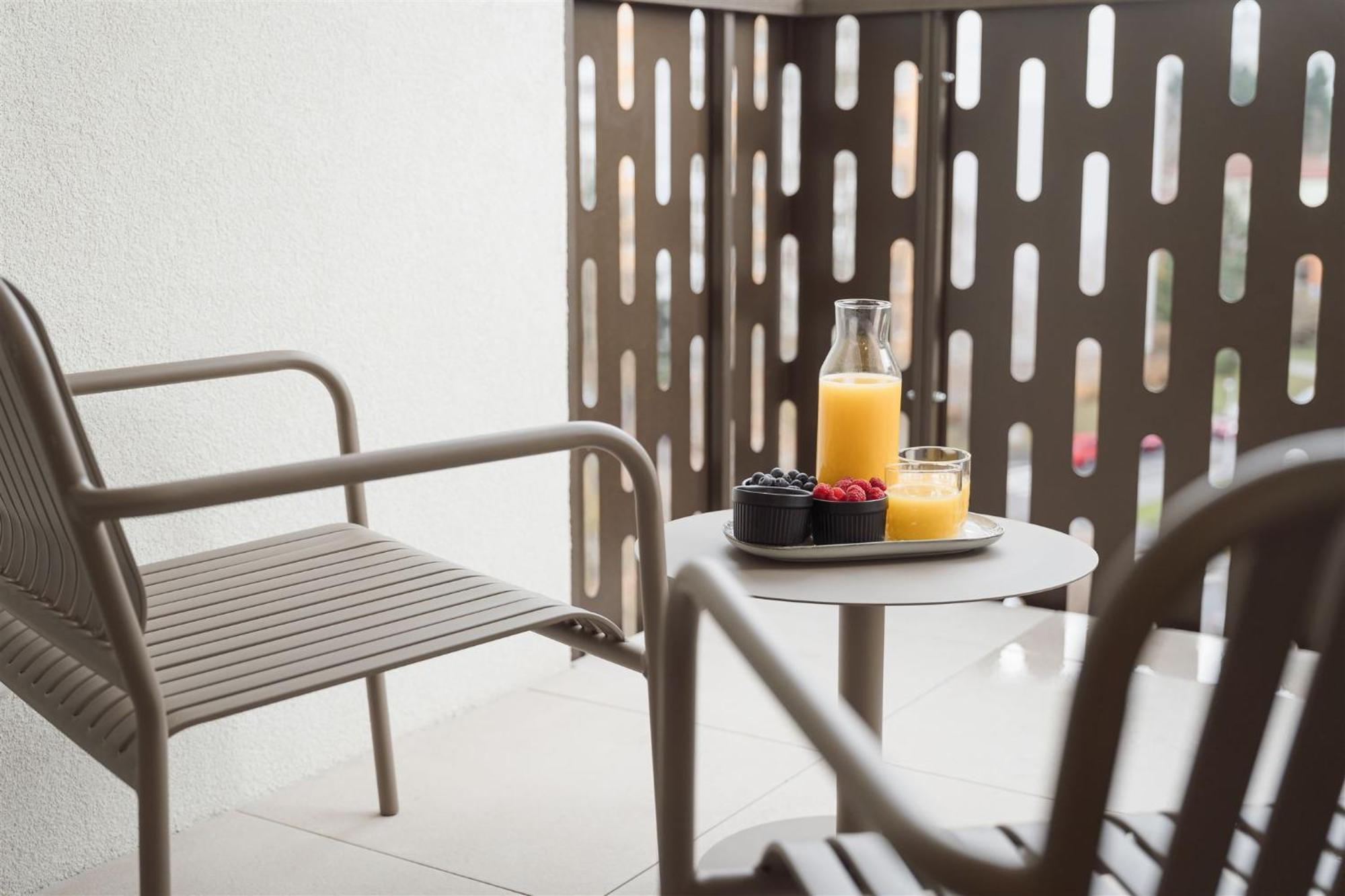 Luxury Sunny Home - Garage Parking, Metro, Balcony, Ps5 With Games Praha Bagian luar foto
