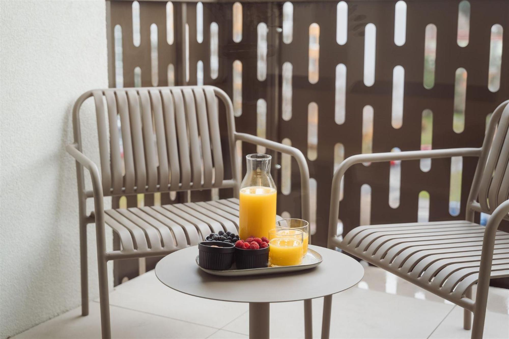 Luxury Sunny Home - Garage Parking, Metro, Balcony, Ps5 With Games Praha Bagian luar foto